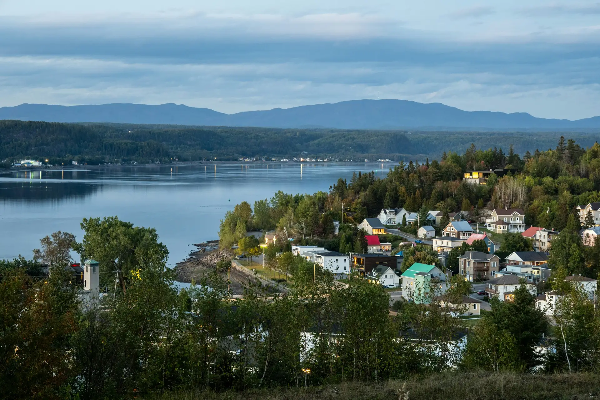 Maisons sur la rive de la rivière Saguenay, au crépuscule