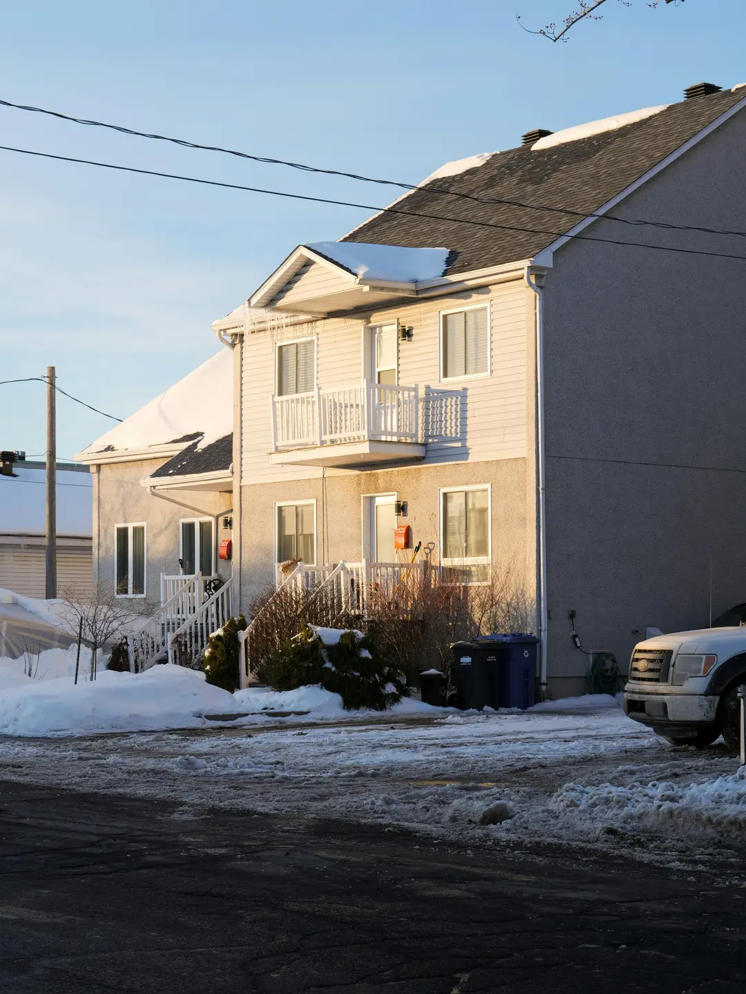 Jumelé avec balcons et escaliers extérieurs, en hiver