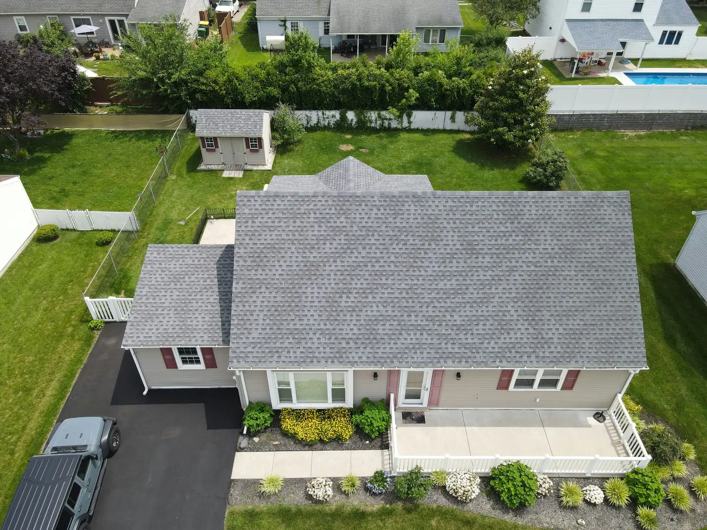 Vue au drone d'une maison et de sa toiture